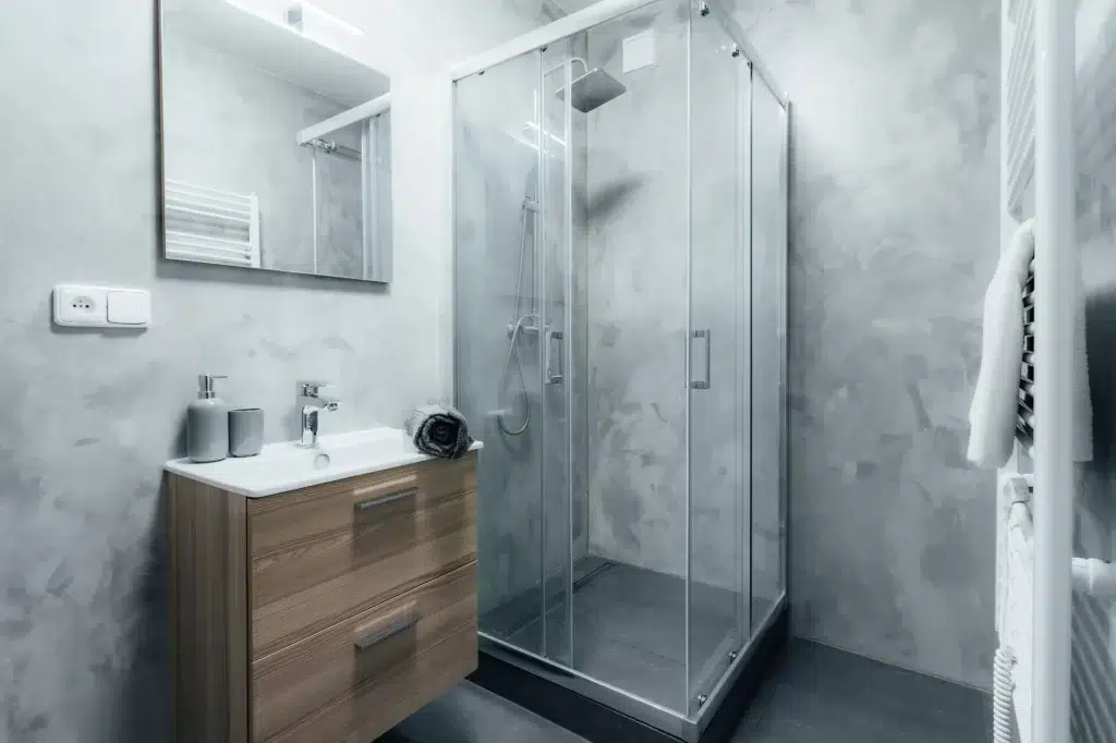rénovation salle de bain petit budget - salle de bain avec une douche - murs recouverts d'un enduit de béton décoratif texturé Art Béton