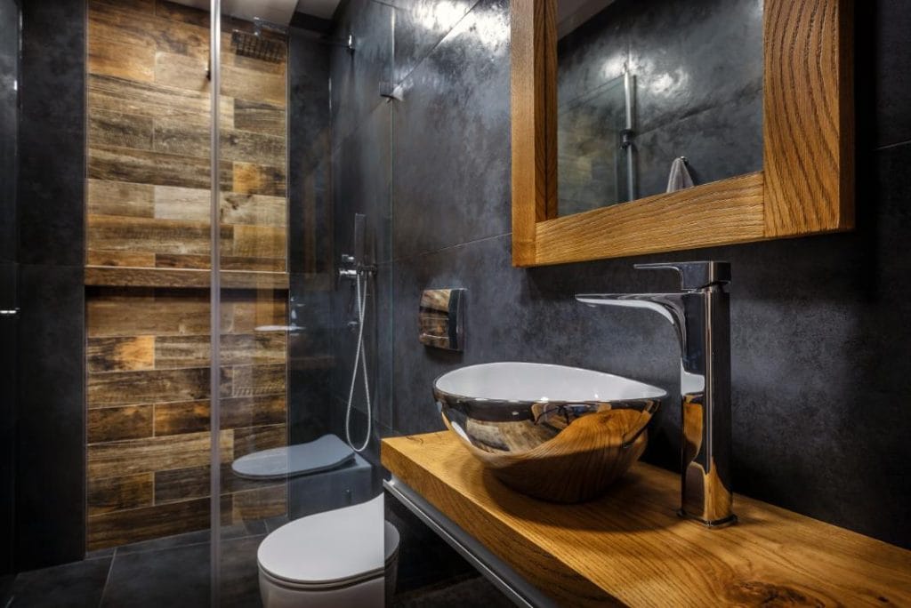salle de bain moderne avec mobilier en bois et mur en enduit de beton. Art Beton, specialiste en beton decoratif au Quebec
